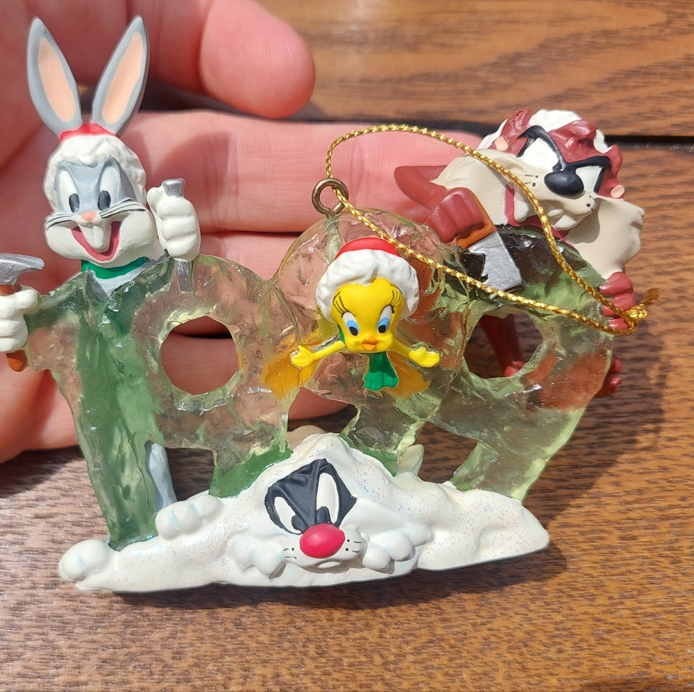 Set Of 2 vintage Looney Tunes Ornaments Taz Sylvester Bugs Tweety Daffy Wilie - Picture 3 of 7